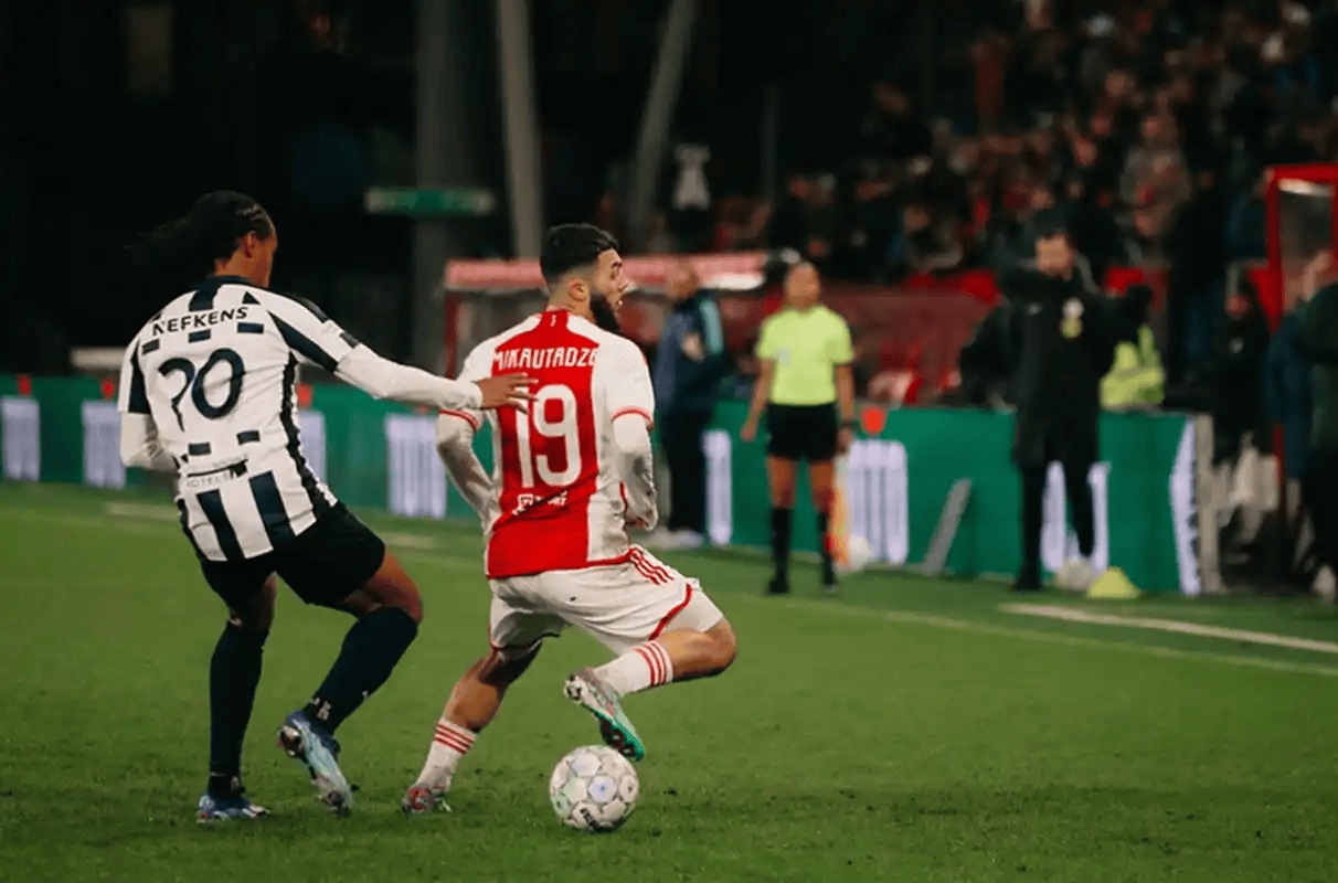 KOK电竞_阿贾克斯客场击败前进之鹰，年轻球员亮眼(阿贾克斯客场击败前进之鹰,年轻球员亮眼了)